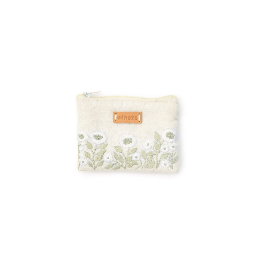 Lommebok i hvit med blomster på hvit bakgrunn